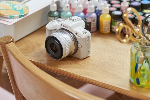 Canon EOS R50, White + RF-S 18-45mm F4.5-6.3 IS STM Wit Foto de Vakman